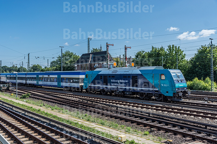 Ein Regionalzug der Deutschen Bahn in Hamburg-Eidelstedt auf dem Weg nach Westerland auf Sylt