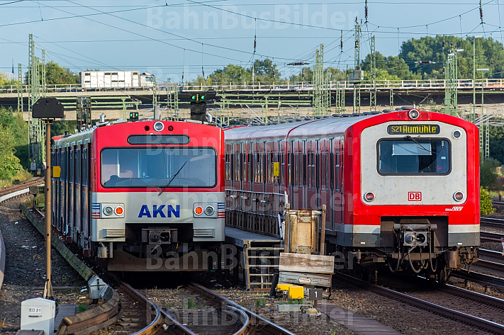 S-Bahn und AKN nebeneinander im Umsteigebahnhof Eidelstedt in Hamburg