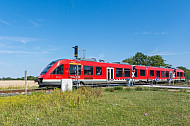 Regionalbahn an Bahnübergang auf Fehmarn