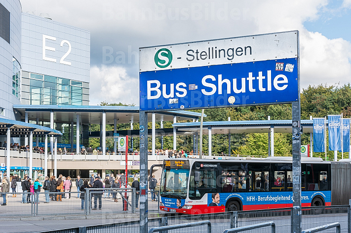 Ein Stadion-Shuttle-Bus steht vor dem Volksparkstadion in Hamburg 