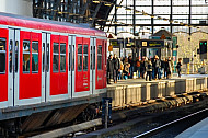Hamburger S-Bahn im Bahnhof Dammtor