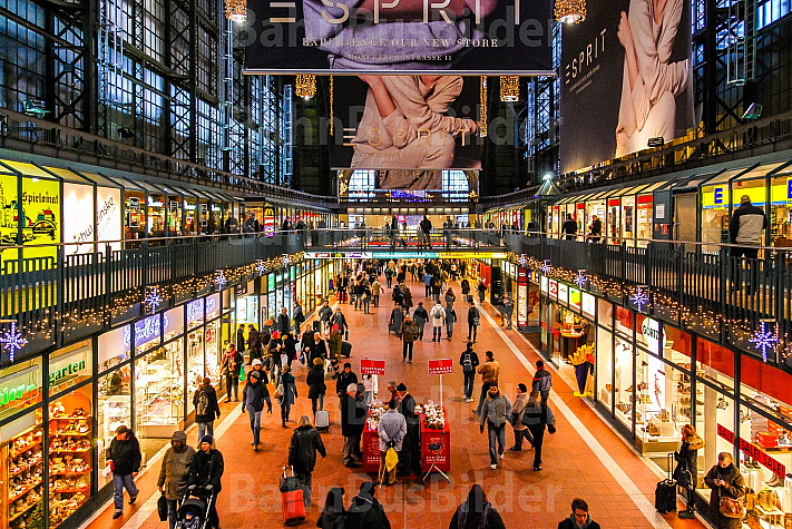 Weihnachtliche Wandelhalle im Hamburger Hauptbahnhof