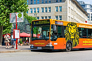 Metrobus der Linie M6 am Hamburger Rathausmarkt