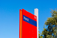 Stationsschild im Bahnhof Horst in Schleswig-Holstein