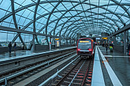 Ein Zug der U-Bahnlinie U4 in der Haltestelle Elbbrücken in Hamburg