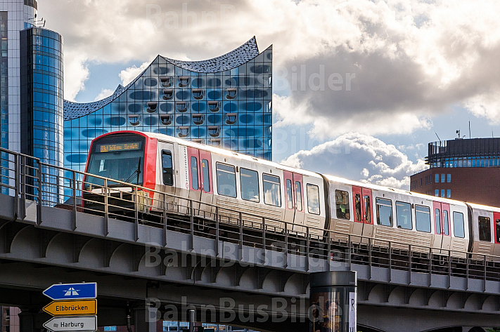 Ein U-Bahnzug vom Typ DT5 auf der Linie U3 vor der Elbphilharmonie in Hamburg