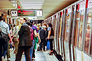 Menschen steigen aus U-Bahn am Bahnhof Osterstraße in Hamburg