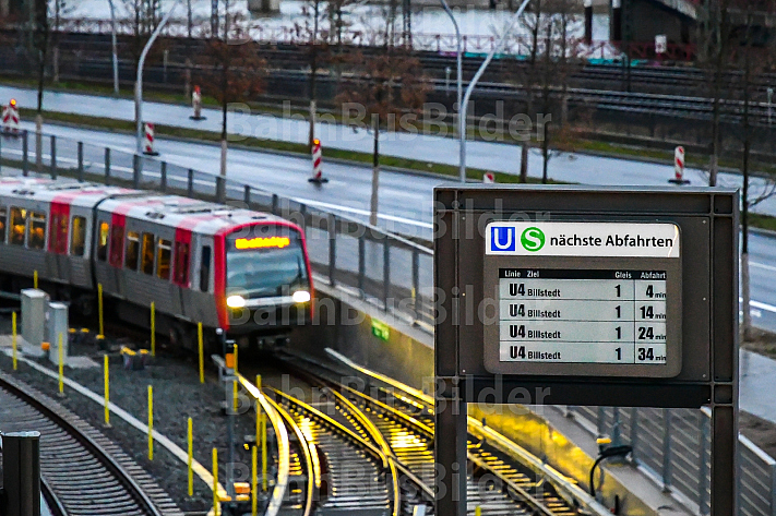 Display mit Anzeige der nächsten Abfahrten im U-Bahnhof Elbbrücken in Hamburg - im Hintergrund eine U-Bahn