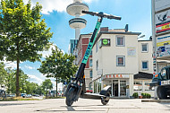 Ein E-Scooter des Lein-Anbieters Tier steht vor dem Fernsehturm in Hamburg