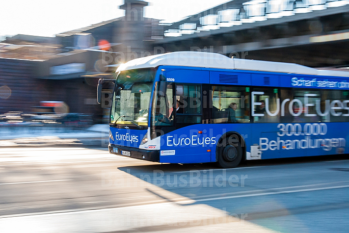 XXL-Bus an der Hoheluftbrücke in Hamburg im Winter