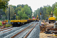 Bauzug beim zweigleisiger Ausbau der AKN-Bahnstrecke am Haltepunkt Burgwedel in Hamburg