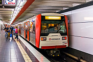 Menschen steigen am U-Bahnhof St. Pauli in Hamburg in eine U-Bahn