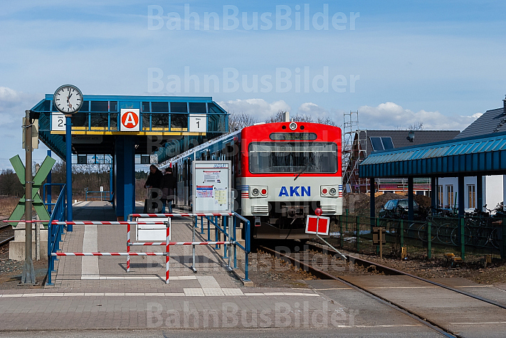 AKN-Triebwagen in der Haltestelle Quickborner Straße an einer Gleissperre