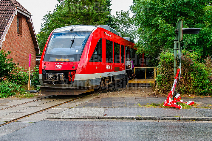 Sonderzug auf einer stillgelegten Bahnstrecke in Rendsburg in Schleswig-Holstein mit provisorischem Bahnsteig