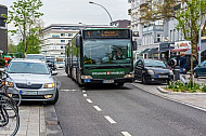 Ein Metrobus schlängelt sich zwischen Falschparkern durch die Osterstraße in Hamburg - die Fahrradspuren sind teilweise blockiert
