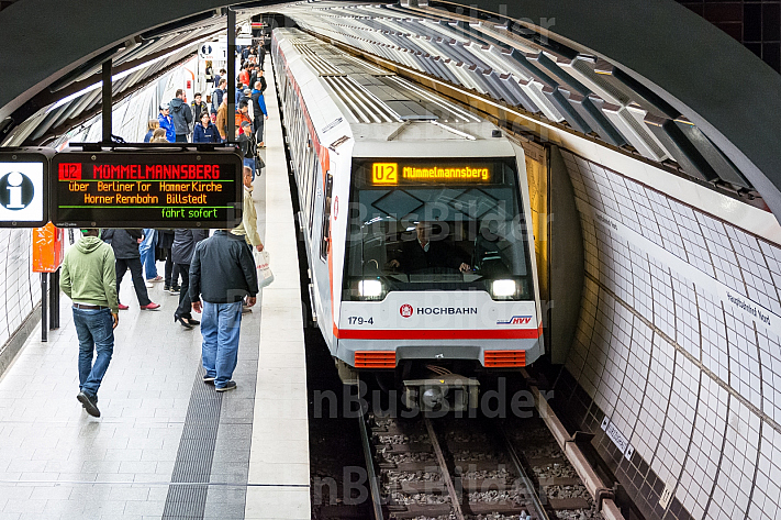 Ein U-Bahn-Zug der Linie U2 fährt in die Haltestelle Hauptbahnhof Nord in Hamburg ein