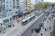 Modern geführter Bus-, Auto-, Rad- und Fußgängerverkehr in der Osterstraße in Hamburg