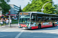 Ein Hochbahn-Bus der Linie 179 biegt in der City Nord in Hamburg ab