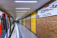 Ein U-Bahn-Zug auf der Linie U2 in der Haltestelle Osterstraße in Hamburg