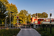 AKN-Triebwagen an einem Fußgängerüberweg zwischen Scnelsen und Burgwedel in Hamburg
