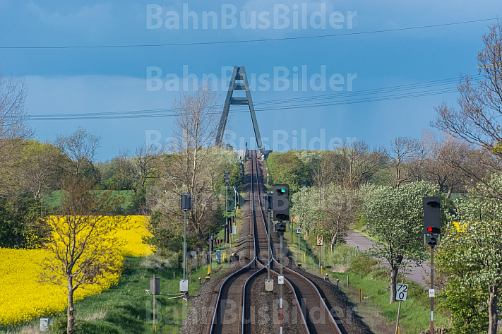 Freie Fahrt! Eine leere Bahnstrecke vor der Fehmarnsundbrücke in Schleswig-Holstein