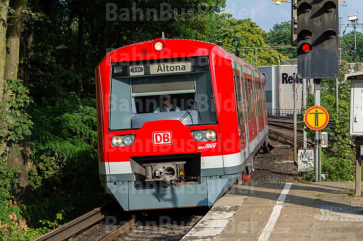 S-Bahn in Hamburg mit rotem Signal