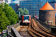 U-Bahn auf Viaduktstrecke an den Landungsbrücken in Hamburg