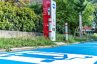 Sonderparkplätze in Hamburg für Elektroautos mit einer Ladesäule für E-Mobile