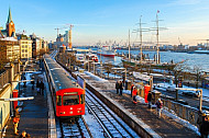 U-Bahn bei Schnee an den Landungsbrücken in Hamburg