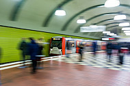 Menschen warten auf eine einfahrende U-Bahn am Hauptbahnhof in Hamburg