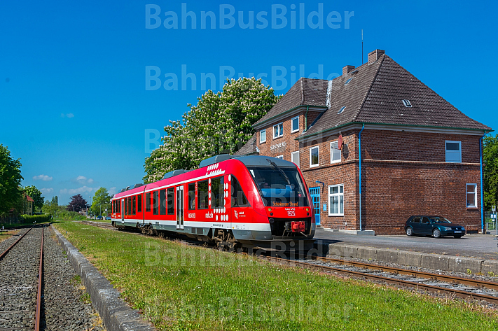 Regionalzug (Sonderzug) am Bahnhof Schönberg bei Kiel in Schleswig-Holstein