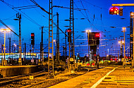 Gleisanlagen im Abendlicht im Bahnhof Hamburg-Altona