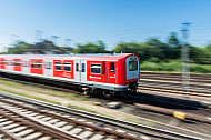 Ein S-Bahn-Zug der Baureihe 472 in Hamburg mit Bewegungsunschärfe