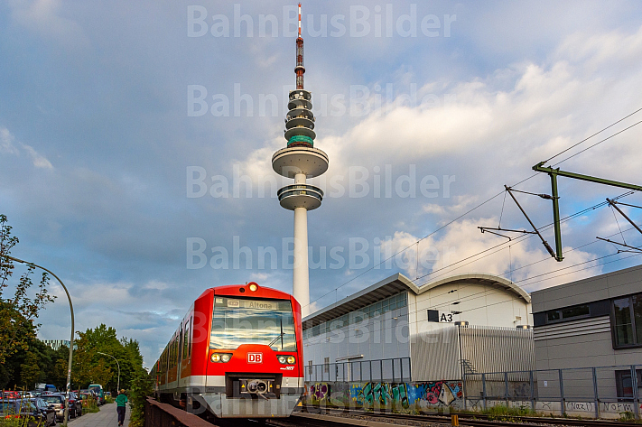 S-Bahn vor dem Hamburger Fernsehturm