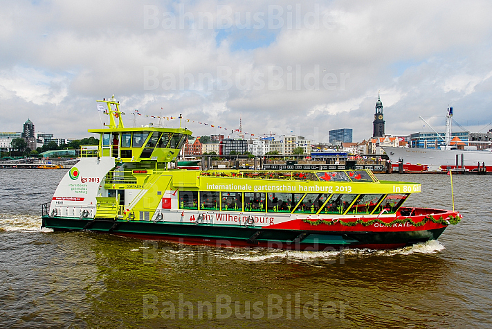 Hafenfähre Oortkaten auf Tauffahrt in Hamburg
