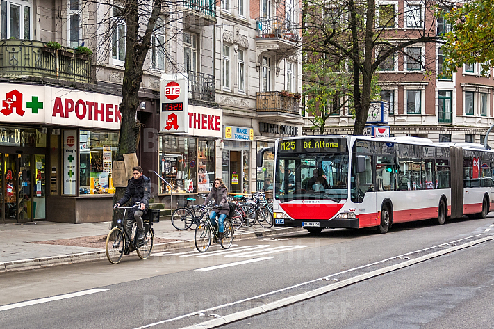Busse und Fahrradfahrer müssen sich eine gemeinsame Spur teilen (Mühlenkamp in Hamburg)