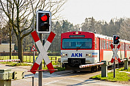 AKN-Triebwagen quert Bahnübergang am Haltepunkt Burgwedel in Hamburg