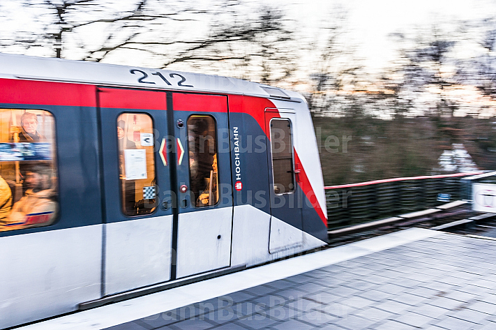 Ein U-Bahn-Zug vom Typ DT4 fährt in die Haltestelle Wandsbek-Gartenstadt in Hamburg ein