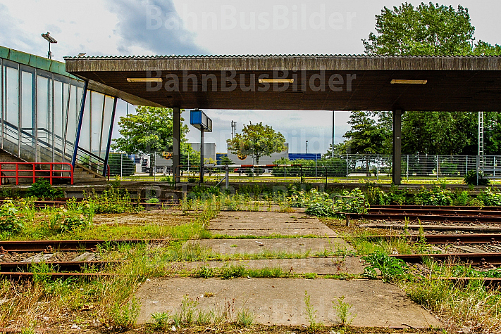 Stillgelegte Bahnsteige und Gleise im Fährbahnhof Puttgarden auf Fehmarn in Schleswig-Holstein