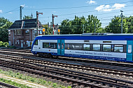 Ein Regionalzug der Deutschen Bahn in Hamburg-Eidelstedt auf dem Weg nach Westerland auf Sylt
