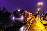 Eine Hamburger S-Bahn der neuen Baureihe 490 an einem regnerischen Abend am Bahnhof Diebsteich