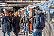Menschen steigen am U-Bahnhof Landungsbrücken in Hamburg aus einem Zug