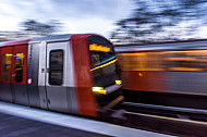 Ein U-Bahn-Zug vom Typ DT5 fährt in die Haltestelle Wandsbek-Gartenstadt in Hamburg