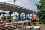Regionalzug und ICE im Fährbahnhof Puttgarden