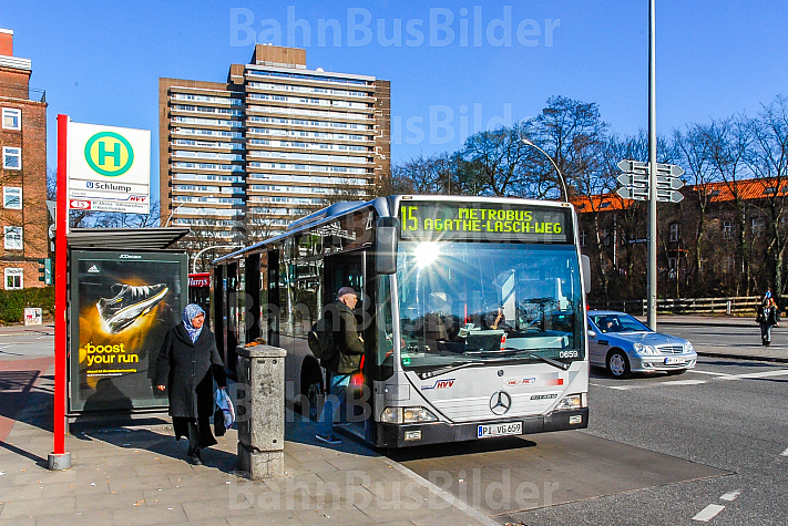 Metrobus der Linie M15 am Schlump in Hamburg