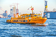 Hafenfähre Jan Molsen vor der Elbphilharmonie in Hamburg