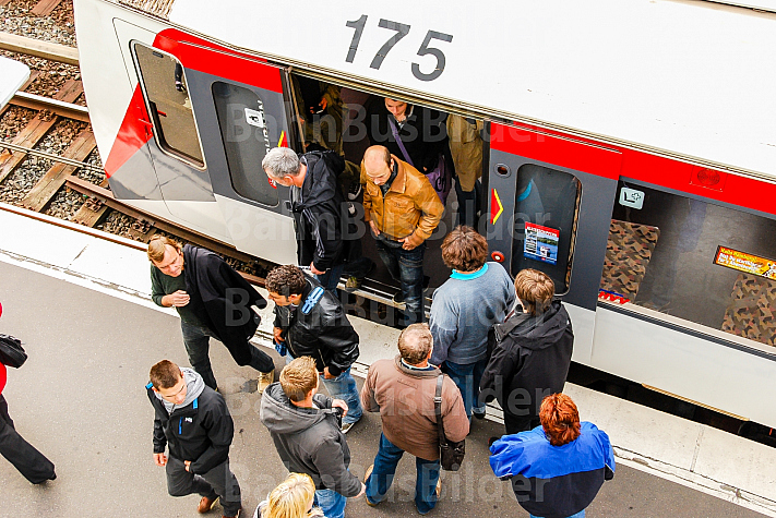 Menschen steigen aus U-Bahn am Bahnhof Landungsbrücken in Hamburg