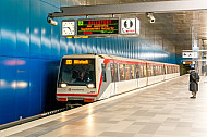 U-Bahn im Bahnhof Überseequartier in der HafenCity in Hamburg
