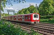 Ein Hamburger S-Bahn-Zug der Baureihe 472 fährt bei Frühlingswetter auf der Verbindungsbahn am Dammtor