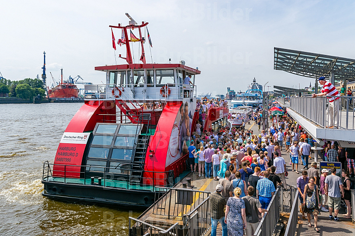 Menschenmenge drängt an den Hamburger Landungsbrücken auf eine Hafenfähre